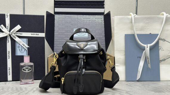 普拉达 PRADA 迷你尼龙背包 时尚达人必入的经典双肩包 普拉达 PRADA 迷你尼龙背包 时尚达人必入的经典双肩包