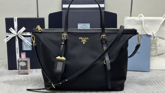 Prada 普拉达尼龙托特包 经典十字纹牛皮与防水尼龙 Prada 普拉达尼龙托特包 经典十字纹牛皮与防水尼龙