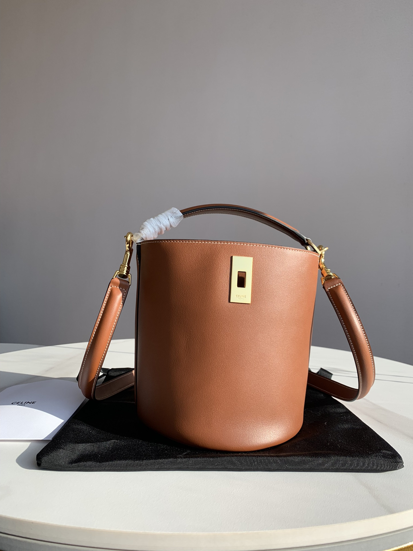 CELINE 赛琳水桶包16x18cm 千鸟格与棕色小牛皮手提包Teen Bucket 16 – Image 9 CELINE 赛琳水桶包16x18cm 千鸟格与棕色小牛皮手提包Teen Bucket 16 – Image 9