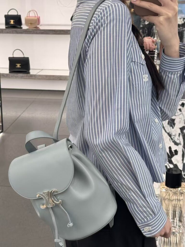 Celine 赛琳 Triomphe 凯旋门系列 冰川蓝亮面小牛皮女士双肩包 迷你背包 – Image 10 Celine 赛琳 Triomphe 凯旋门系列 冰川蓝亮面小牛皮女士双肩包 迷你背包 – Image 10