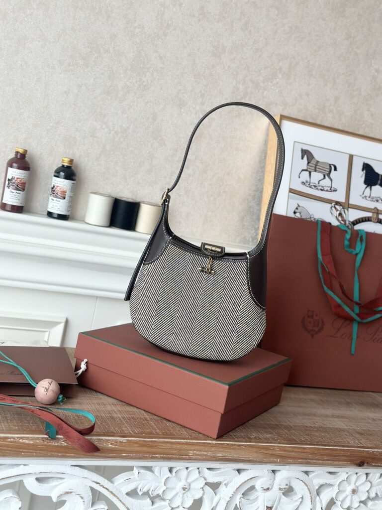 Loro Piana 诺悠翩雅 Bobbin 小号腋下包 全钢五金进口小牛皮单肩包 – Image 4 Loro Piana 诺悠翩雅 Bobbin 小号腋下包 全钢五金进口小牛皮单肩包 – Image 4