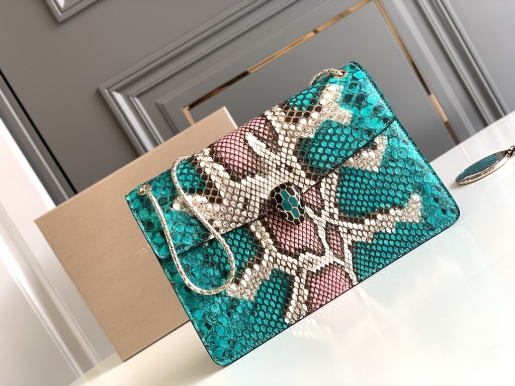 宝格丽 BVLGARI Serpenti Forever 蟒蛇皮翻盖包 VIP定制北极碧玉色奢华珍稀皮蛇头包 手提风琴包 链条斜挎包 双尺寸可选 – Image 8 宝格丽 BVLGARI Serpenti Forever 蟒蛇皮翻盖包 VIP定制北极碧玉色奢华珍稀皮蛇头包 手提风琴包 链条斜挎包 双尺寸可选 – Image 8