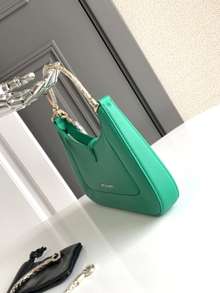 BVLGARI 宝格丽 SERPENTI BAIA 系列小号肩包 纯正碧玺玫红/翡翠绿都会小牛皮经典蛇头包 腋下包 – Image 8 BVLGARI 宝格丽 SERPENTI BAIA 系列小号肩包 纯正碧玺玫红/翡翠绿都会小牛皮经典蛇头包 腋下包 – Image 8