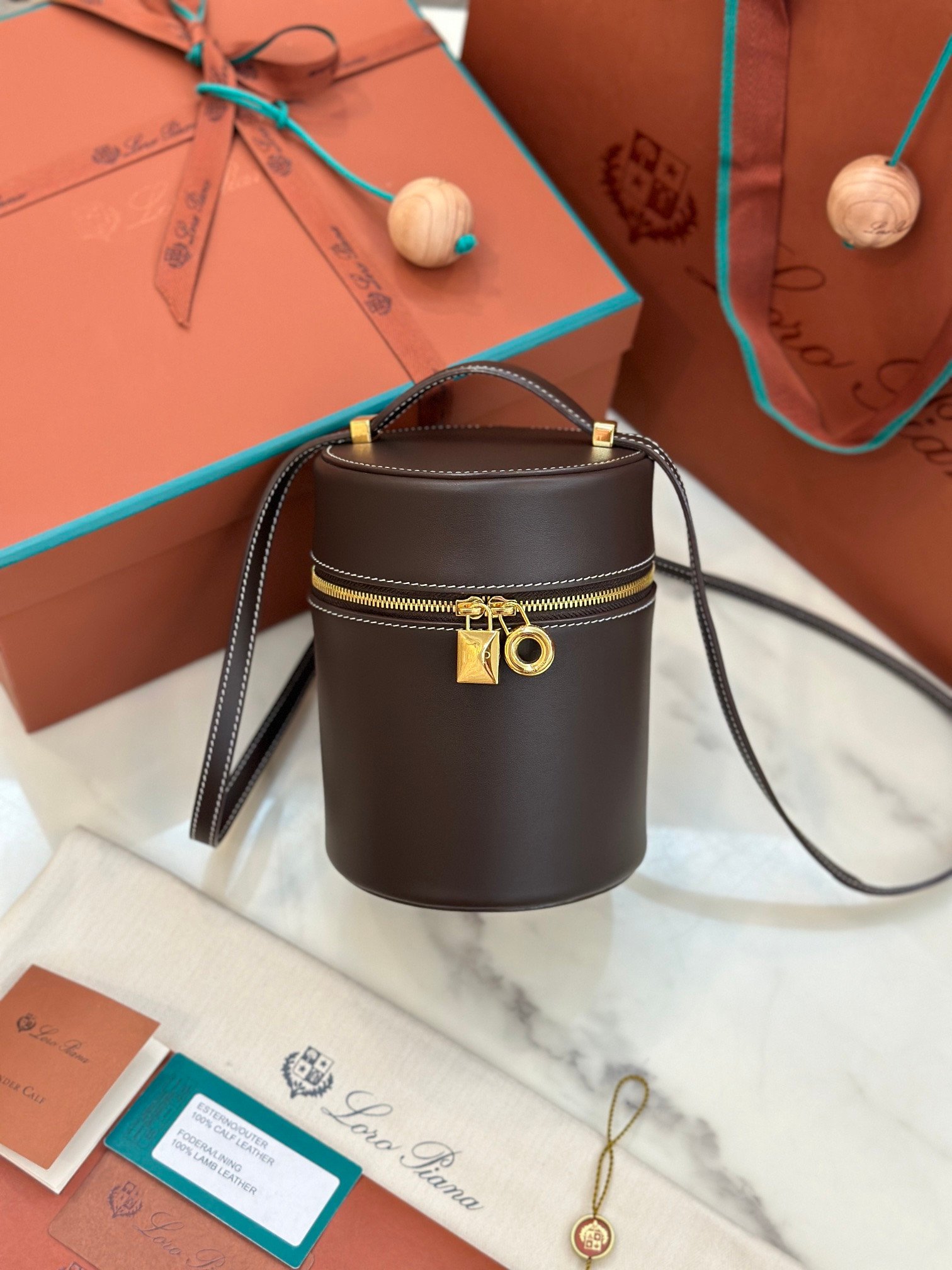10-185.jpeg Loro Piana 诺悠翩雅 Extracase 水桶包 12x12x16cm 奢华小牛皮手袋 女士设计师款皮革化妆包 - 图片 11