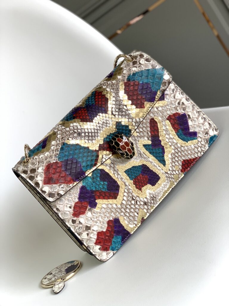 BVLGARI 宝格丽 Serpenti Forever 蛇头包 珍贵白玛瑙炫彩Lunar蟒蛇皮斜挎包 链条包 20cm/27cm奢华晚宴包 – Image 7 BVLGARI 宝格丽 Serpenti Forever 蛇头包 珍贵白玛瑙炫彩Lunar蟒蛇皮斜挎包 链条包 20cm/27cm奢华晚宴包 – Image 7
