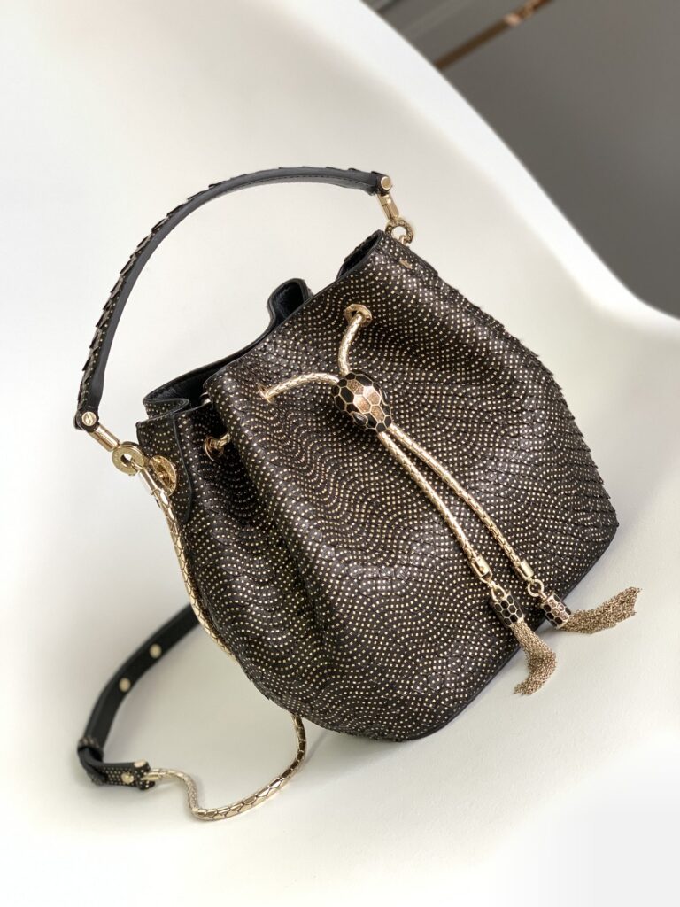 BVLGARI 宝格丽 Serpenti Forever 蟒蛇皮水桶包 奢华满天星与炫彩玛瑙拼色女士斜挎手提包 2尺寸 – Image 9 BVLGARI 宝格丽 Serpenti Forever 蟒蛇皮水桶包 奢华满天星与炫彩玛瑙拼色女士斜挎手提包 2尺寸 – Image 9