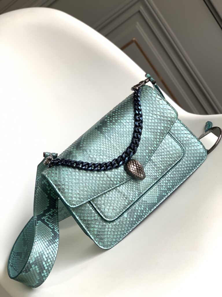 BVLGARI 宝格丽 Serpenti Forever 蟒蛇皮女包 海蓝宝石浅蓝色 MaxiChain 蛇头包 中号/小号 – Image 7 BVLGARI 宝格丽 Serpenti Forever 蟒蛇皮女包 海蓝宝石浅蓝色 MaxiChain 蛇头包 中号/小号 – Image 7