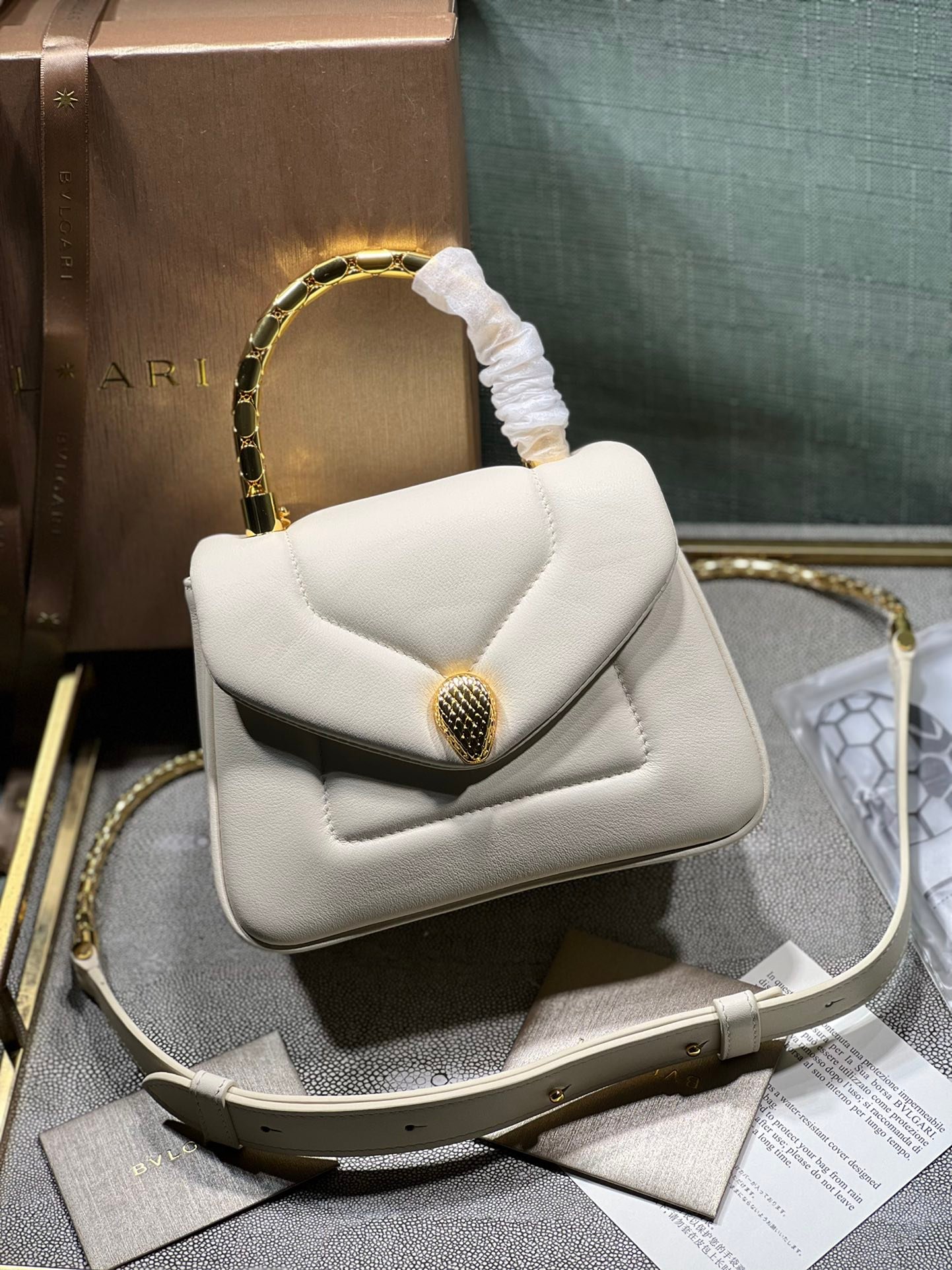 10-204.jpeg BVLGARI 宝格丽 Serpenti Reverse 小型绗缝小牛皮手提包20cm 配蛇形金属手柄和斜挎肩带 - 图片 6