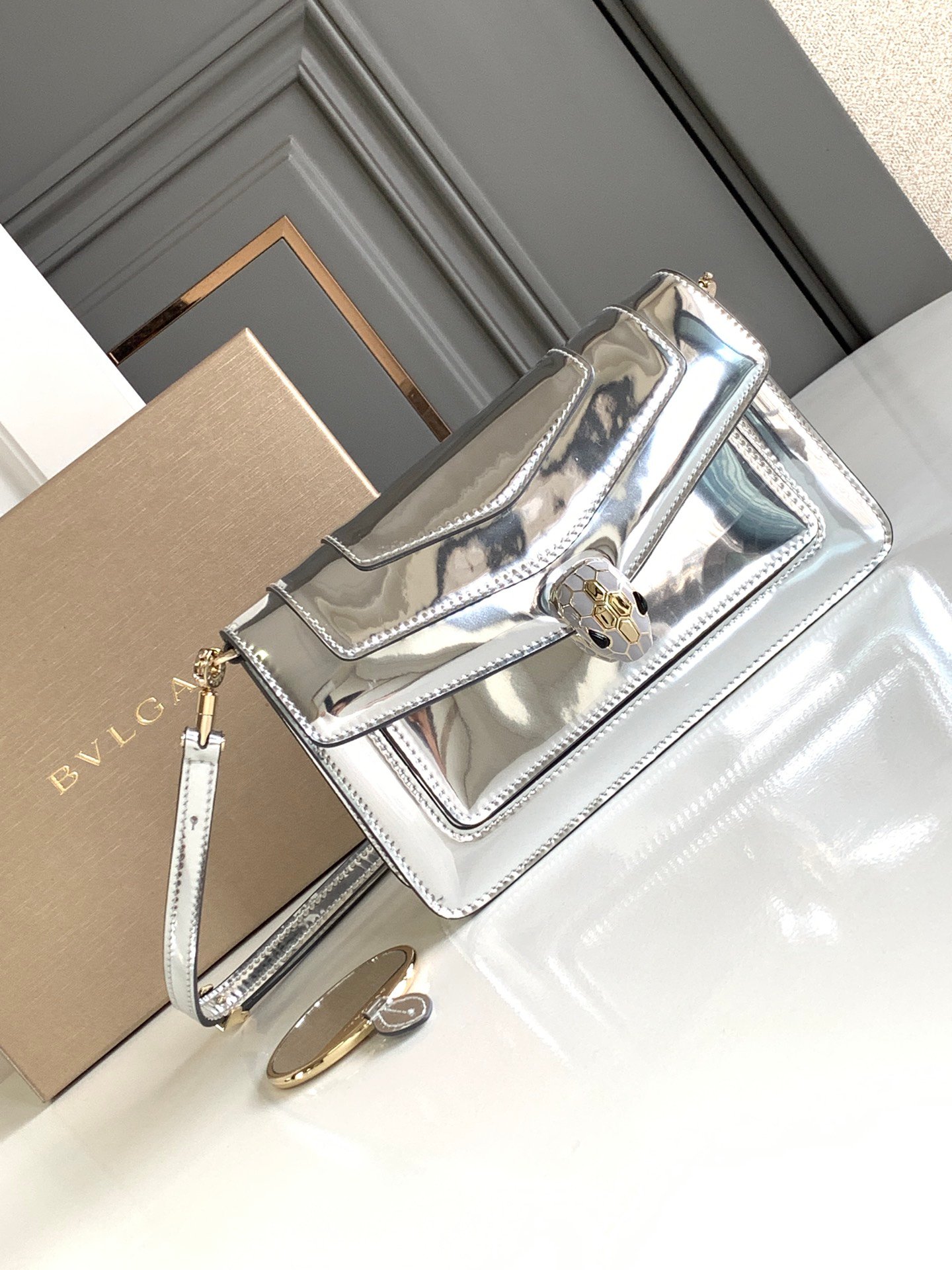 10-217.jpeg BVLGARI 宝格丽 Serpenti Forever East-West 向小号单肩包22cm 漆皮与金属光泽小牛皮斜挎手提包 蛇头搭扣 - 图片 4