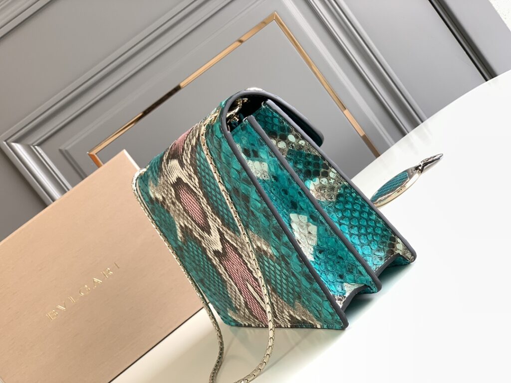 宝格丽 BVLGARI Serpenti Forever 蟒蛇皮翻盖包 VIP定制北极碧玉色奢华珍稀皮蛇头包 手提风琴包 链条斜挎包 双尺寸可选 – Image 9 宝格丽 BVLGARI Serpenti Forever 蟒蛇皮翻盖包 VIP定制北极碧玉色奢华珍稀皮蛇头包 手提风琴包 链条斜挎包 双尺寸可选 – Image 9