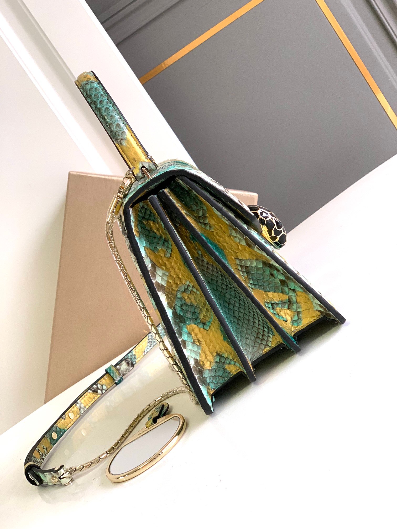 11-129.jpeg BVLGARI 宝格丽 Serpenti Forever 奢华蟒蛇皮手袋 18cm 独家多色珍稀皮革单肩包 蛇头搭扣 - 图片 8