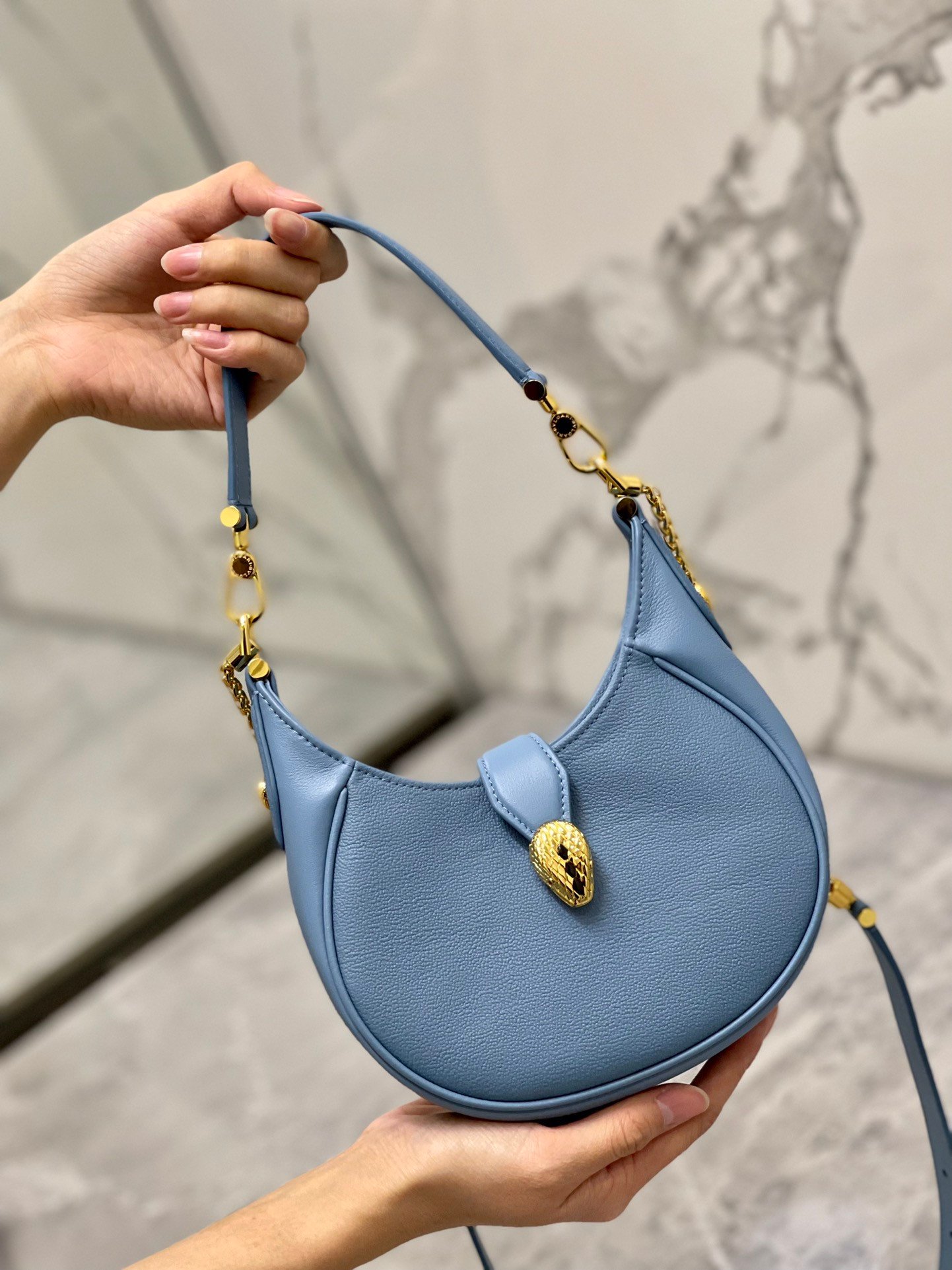 11-135.jpeg BVLGARI 宝格丽 Serpenti Ellipse 系列小型斜挎包20cm 小牛皮半月形 Hobo 单肩包 配蛇头搭扣 - 图片 7
