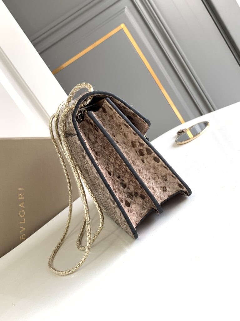 BVLGARI 宝格丽 Serpenti Forever 迷雾蛋白石灰色亮面蟒蛇皮蛇头包 奢华手提斜挎包 2种尺寸 – Image 10 BVLGARI 宝格丽 Serpenti Forever 迷雾蛋白石灰色亮面蟒蛇皮蛇头包 奢华手提斜挎包 2种尺寸 – Image 10
