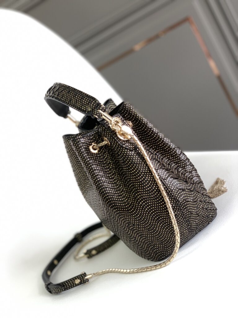 BVLGARI 宝格丽 Serpenti Forever 蟒蛇皮水桶包 奢华满天星与炫彩玛瑙拼色女士斜挎手提包 2尺寸 – Image 10 BVLGARI 宝格丽 Serpenti Forever 蟒蛇皮水桶包 奢华满天星与炫彩玛瑙拼色女士斜挎手提包 2尺寸 – Image 10