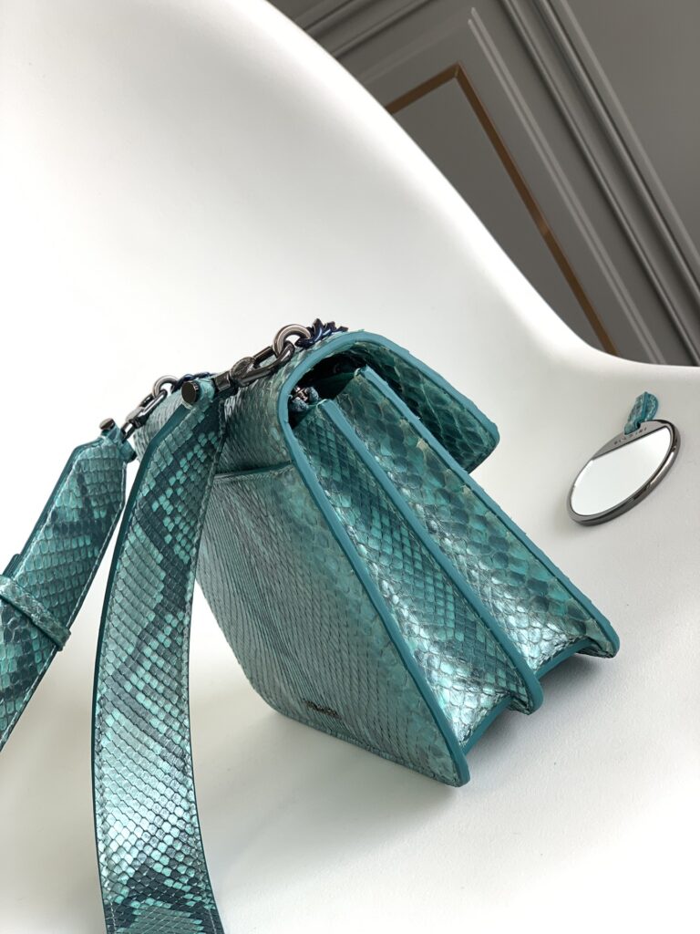 BVLGARI 宝格丽 Serpenti Forever 蟒蛇皮女包 海蓝宝石浅蓝色 MaxiChain 蛇头包 中号/小号 – Image 8 BVLGARI 宝格丽 Serpenti Forever 蟒蛇皮女包 海蓝宝石浅蓝色 MaxiChain 蛇头包 中号/小号 – Image 8