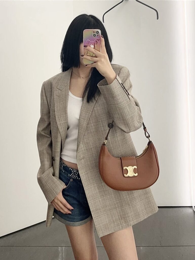 CELINE 赛琳 棕色牛皮凯旋门腋下包 AVA TRIOMPHE 经典复古半月包23cm – Image 6 CELINE 赛琳 棕色牛皮凯旋门腋下包 AVA TRIOMPHE 经典复古半月包23cm – Image 6
