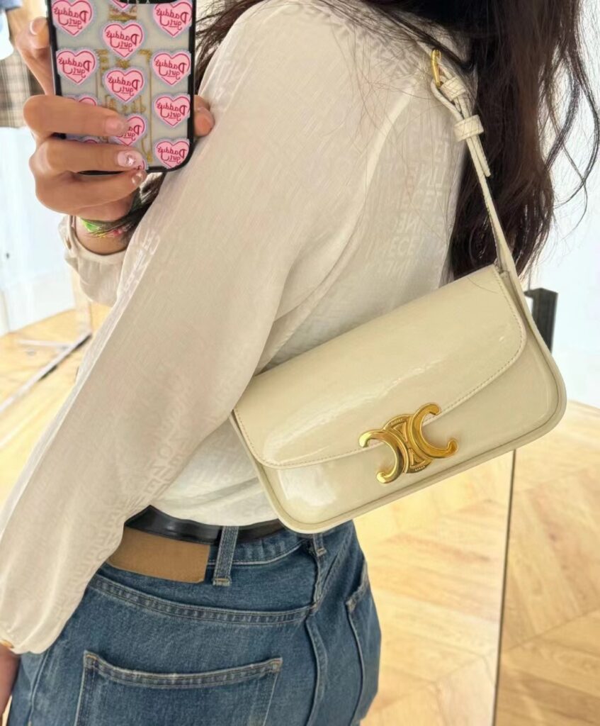 CELINE 赛琳 凯旋门腋下包20cm 漆皮奶白色 Triomphe 单肩包 – Image 6 CELINE 赛琳 凯旋门腋下包20cm 漆皮奶白色 Triomphe 单肩包 – Image 6