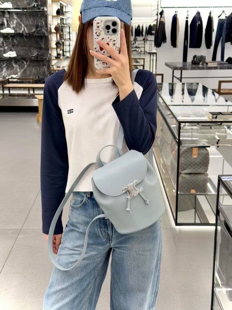 Celine 赛琳 Triomphe 凯旋门系列 冰川蓝亮面小牛皮女士双肩包 迷你背包 – Image 11 Celine 赛琳 Triomphe 凯旋门系列 冰川蓝亮面小牛皮女士双肩包 迷你背包 – Image 11