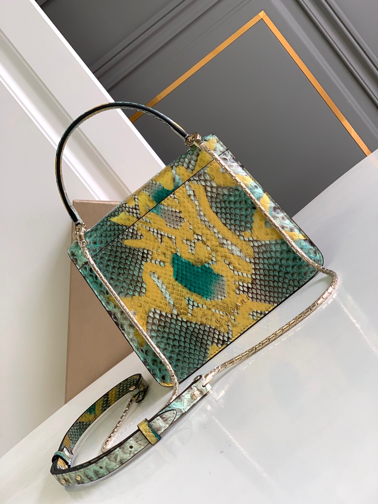 12-100.jpeg BVLGARI 宝格丽 Serpenti Forever 奢华蟒蛇皮手袋 18cm 独家多色珍稀皮革单肩包 蛇头搭扣 - 图片 9