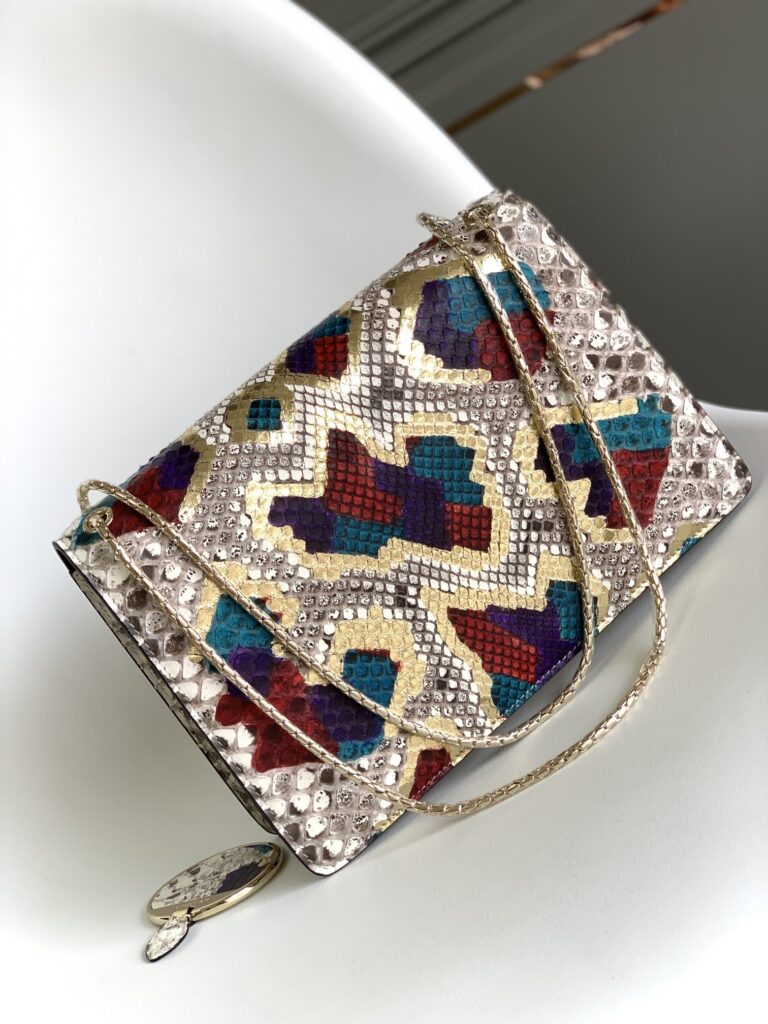 BVLGARI 宝格丽 Serpenti Forever 蛇头包 珍贵白玛瑙炫彩Lunar蟒蛇皮斜挎包 链条包 20cm/27cm奢华晚宴包 – Image 9 BVLGARI 宝格丽 Serpenti Forever 蛇头包 珍贵白玛瑙炫彩Lunar蟒蛇皮斜挎包 链条包 20cm/27cm奢华晚宴包 – Image 9