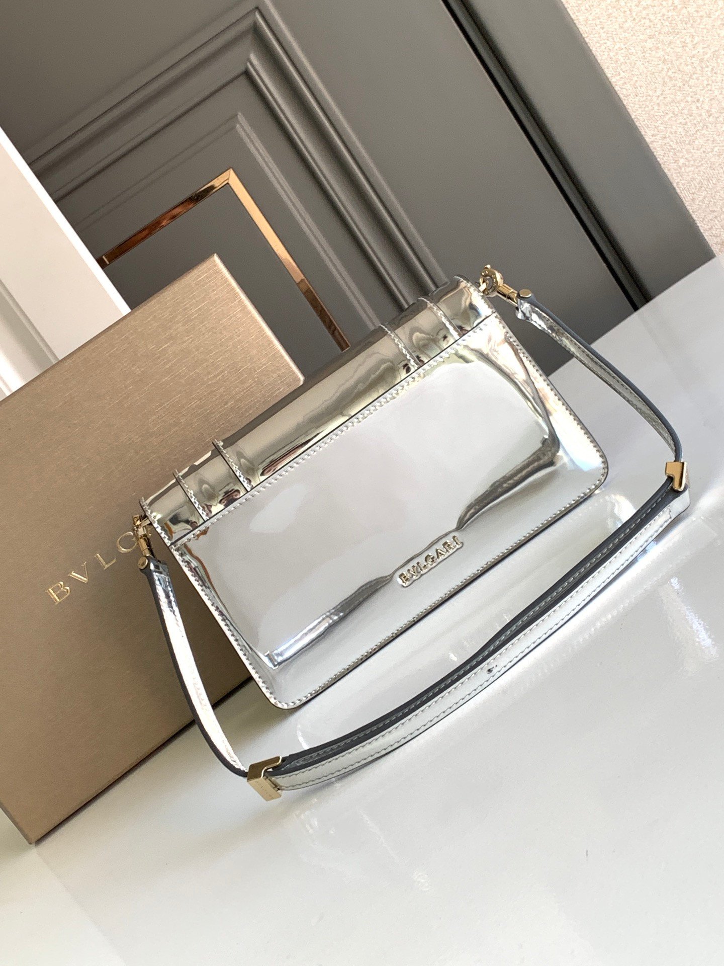 12-115.jpeg BVLGARI 宝格丽 Serpenti Forever East-West 向小号单肩包22cm 漆皮与金属光泽小牛皮斜挎手提包 蛇头搭扣 - 图片 5