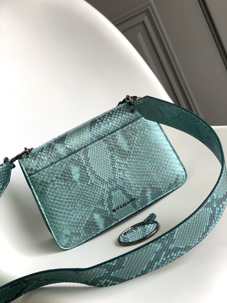 BVLGARI 宝格丽 Serpenti Forever 蟒蛇皮女包 海蓝宝石浅蓝色 MaxiChain 蛇头包 中号/小号 – Image 9 BVLGARI 宝格丽 Serpenti Forever 蟒蛇皮女包 海蓝宝石浅蓝色 MaxiChain 蛇头包 中号/小号 – Image 9