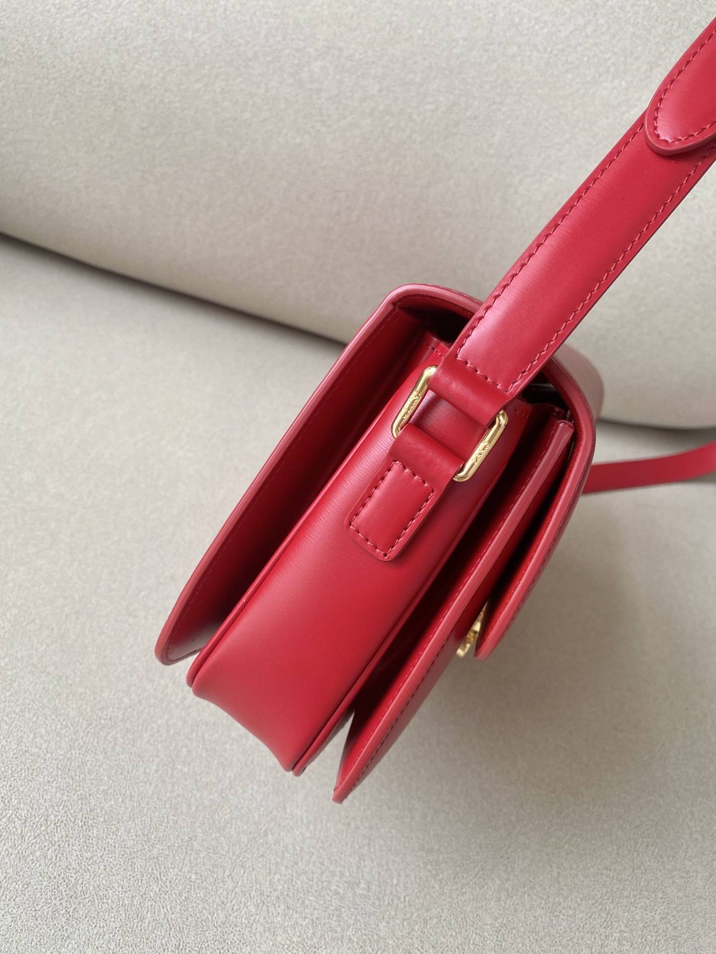 赛琳凯旋门包 Celine Triomphe 中号亮泽小牛皮肩背包 5色可选 法式复古 – Image 5 赛琳凯旋门包 Celine Triomphe 中号亮泽小牛皮肩背包 5色可选 法式复古 – Image 5