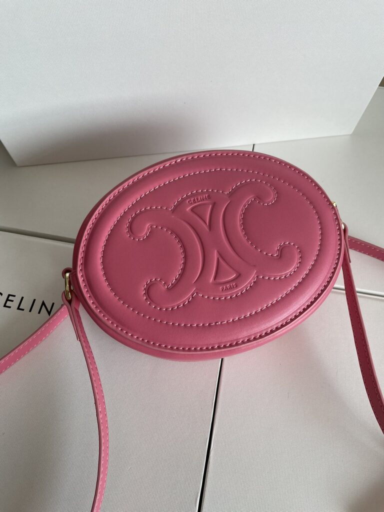 赛琳 CELINE 光滑牛皮椭圆形斜挎包16cm 小月饼包 多色可选 TRIOMPHE 标志印花 – Image 7 赛琳 CELINE 光滑牛皮椭圆形斜挎包16cm 小月饼包 多色可选 TRIOMPHE 标志印花 – Image 7