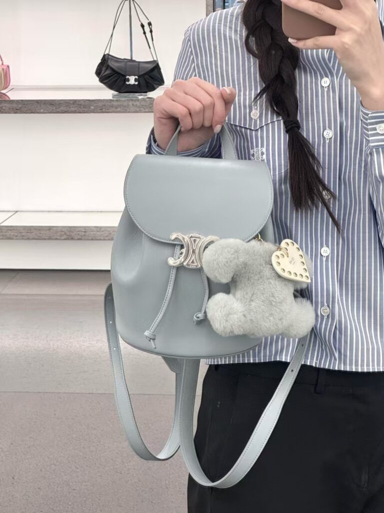 Celine 赛琳 Triomphe 凯旋门系列 冰川蓝亮面小牛皮女士双肩包 迷你背包 – Image 12 Celine 赛琳 Triomphe 凯旋门系列 冰川蓝亮面小牛皮女士双肩包 迷你背包 – Image 12