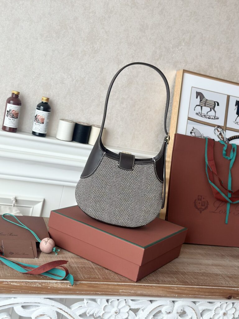 Loro Piana 诺悠翩雅 Bobbin 小号腋下包 全钢五金进口小牛皮单肩包 – Image 5 Loro Piana 诺悠翩雅 Bobbin 小号腋下包 全钢五金进口小牛皮单肩包 – Image 5