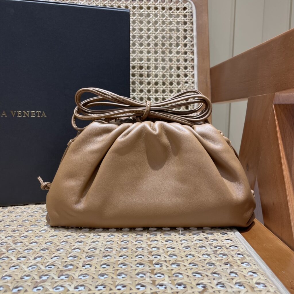 BV 葆蝶家 The Mini Pouch 迷你云朵包22cm 小牛皮单肩斜挎手拿包 8色 – Image 8 BV 葆蝶家 The Mini Pouch 迷你云朵包22cm 小牛皮单肩斜挎手拿包 8色 – Image 8