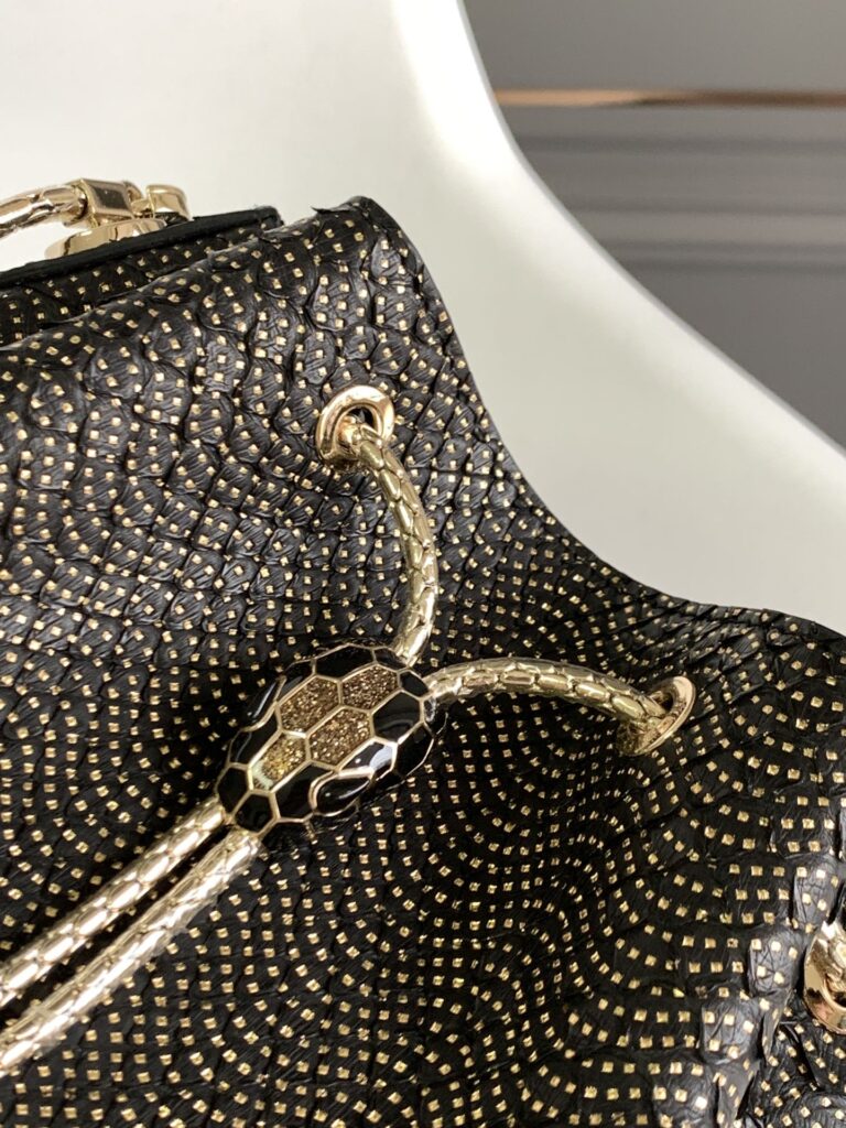 BVLGARI 宝格丽 Serpenti Forever 蟒蛇皮水桶包 奢华满天星与炫彩玛瑙拼色女士斜挎手提包 2尺寸 – Image 12 BVLGARI 宝格丽 Serpenti Forever 蟒蛇皮水桶包 奢华满天星与炫彩玛瑙拼色女士斜挎手提包 2尺寸 – Image 12