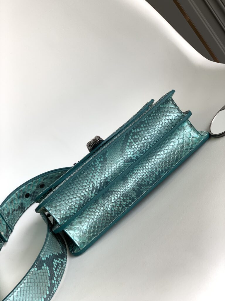 BVLGARI 宝格丽 Serpenti Forever 蟒蛇皮女包 海蓝宝石浅蓝色 MaxiChain 蛇头包 中号/小号 – Image 10 BVLGARI 宝格丽 Serpenti Forever 蟒蛇皮女包 海蓝宝石浅蓝色 MaxiChain 蛇头包 中号/小号 – Image 10