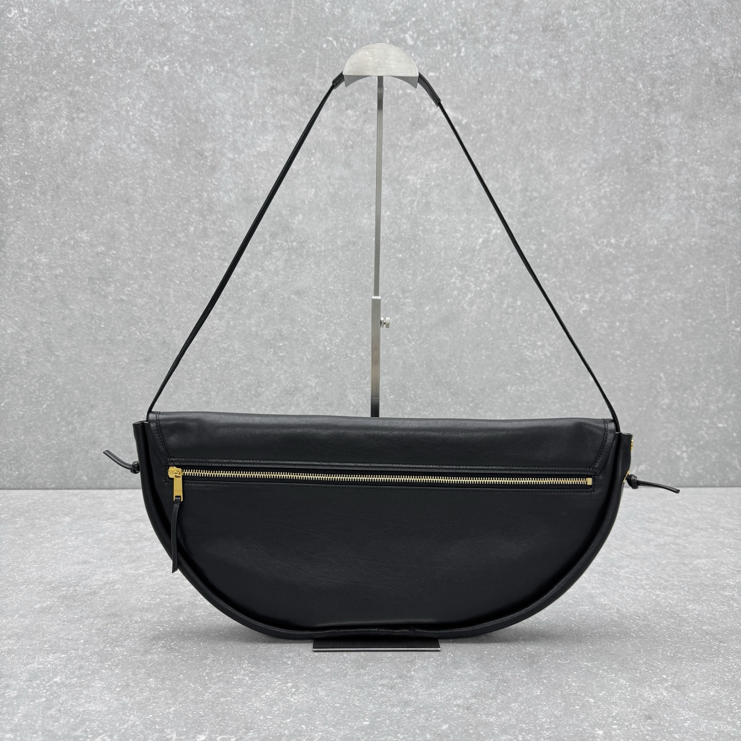CELINE 赛琳 HALFMOON 半月包46cm 法式复古慵懒风单肩包 2026春夏款 – Image 6 CELINE 赛琳 HALFMOON 半月包46cm 法式复古慵懒风单肩包 2026春夏款 – Image 6