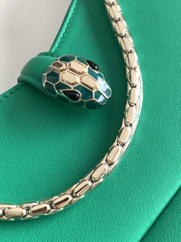 BVLGARI 宝格丽 SERPENTI BAIA 系列小号肩包 纯正碧玺玫红/翡翠绿都会小牛皮经典蛇头包 腋下包 – Image 11 BVLGARI 宝格丽 SERPENTI BAIA 系列小号肩包 纯正碧玺玫红/翡翠绿都会小牛皮经典蛇头包 腋下包 – Image 11