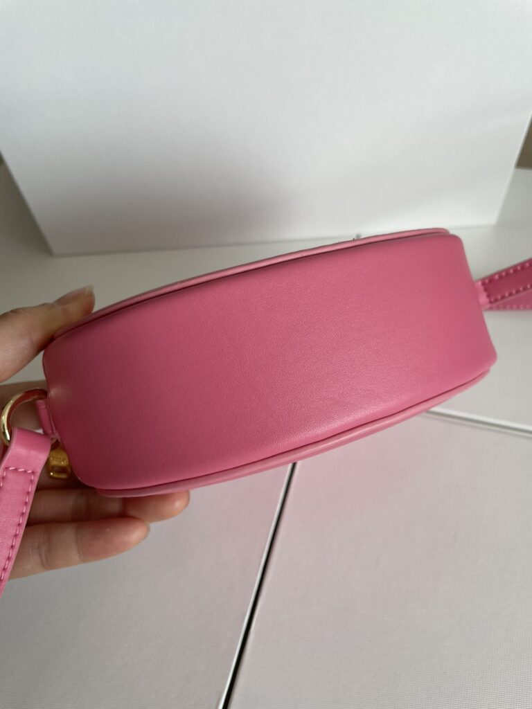 赛琳 CELINE 光滑牛皮椭圆形斜挎包16cm 小月饼包 多色可选 TRIOMPHE 标志印花 – Image 9 赛琳 CELINE 光滑牛皮椭圆形斜挎包16cm 小月饼包 多色可选 TRIOMPHE 标志印花 – Image 9