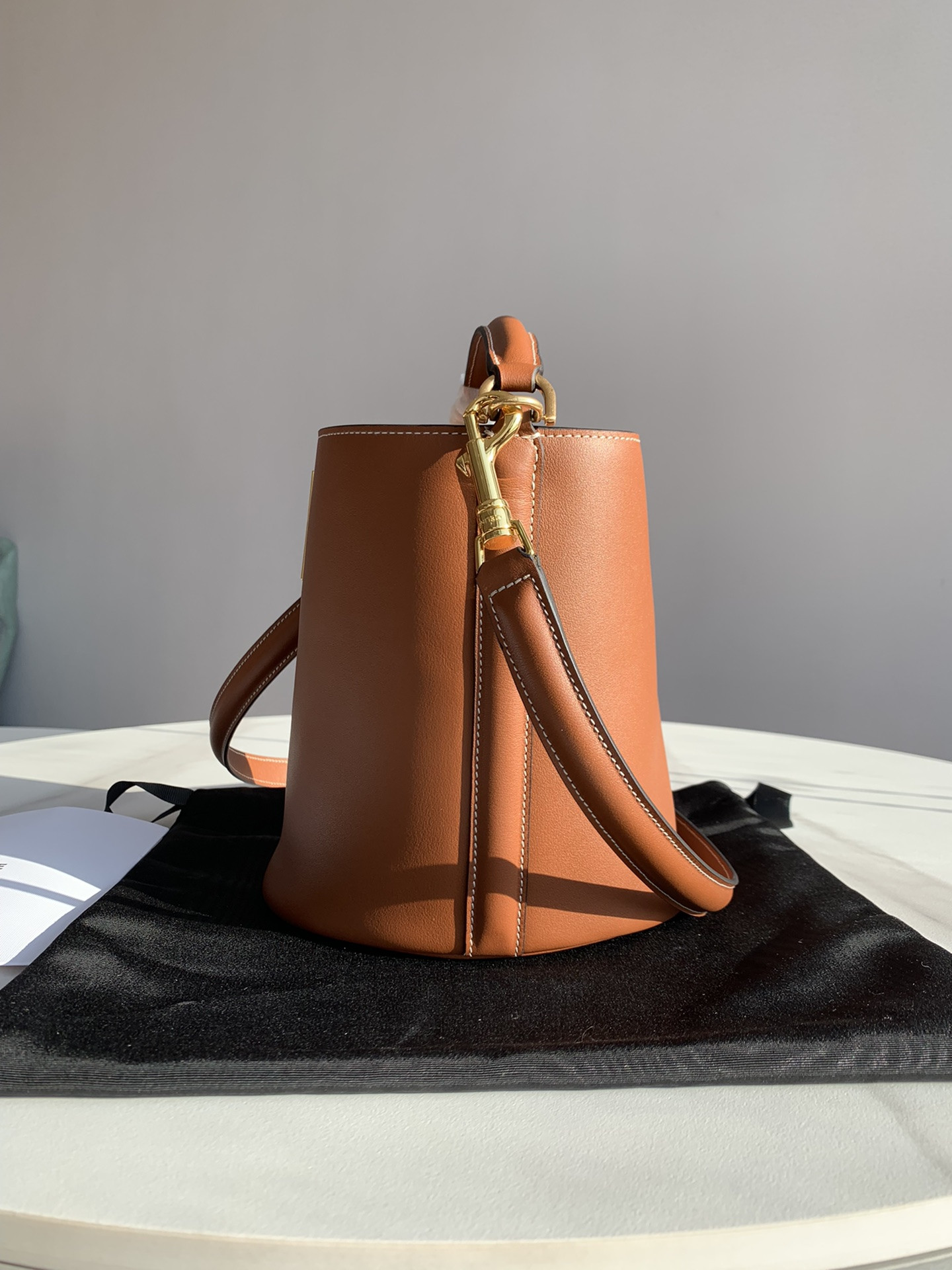 CELINE 赛琳水桶包16x18cm 千鸟格与棕色小牛皮手提包Teen Bucket 16 – Image 10 CELINE 赛琳水桶包16x18cm 千鸟格与棕色小牛皮手提包Teen Bucket 16 – Image 10