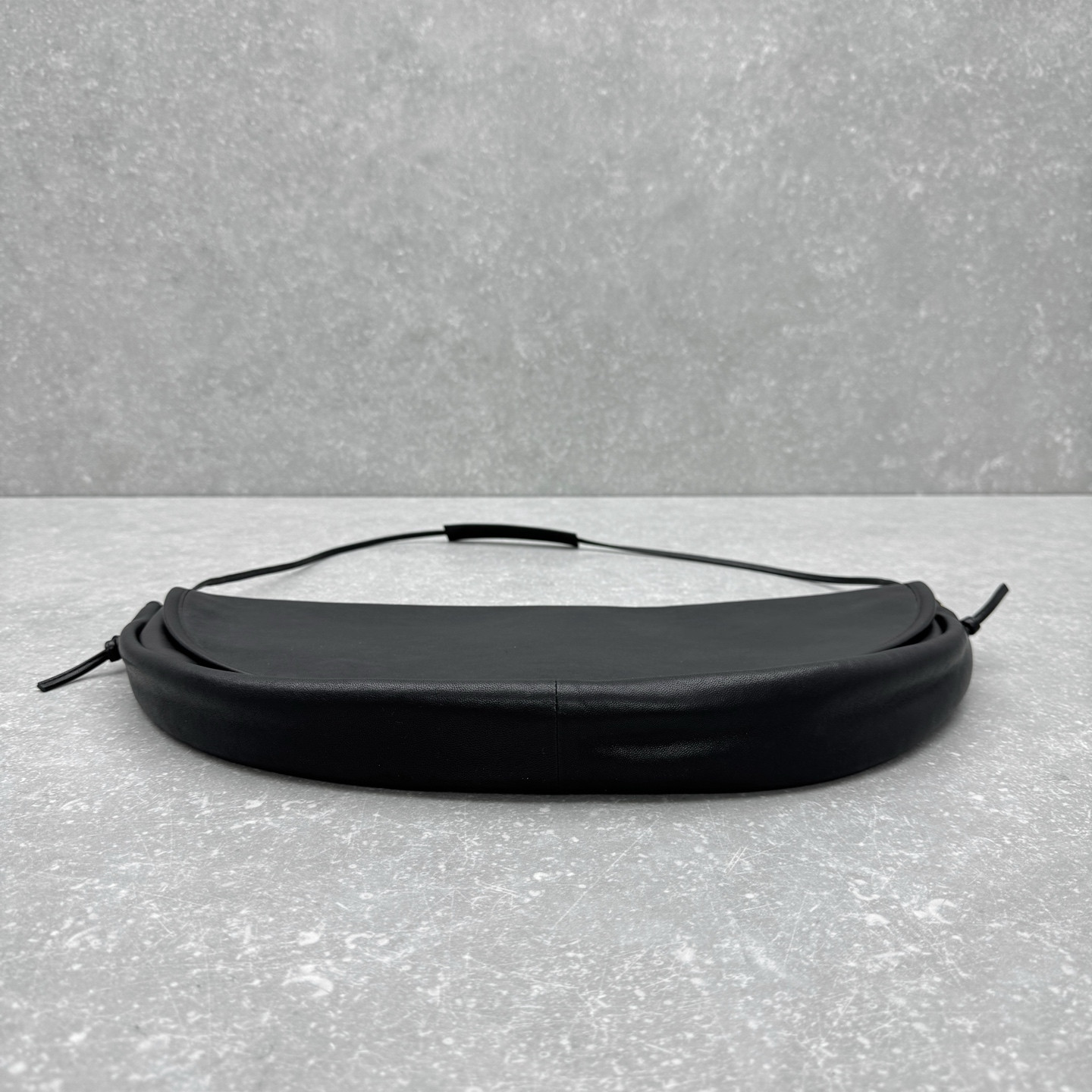 CELINE 赛琳 HALFMOON 半月包46cm 法式复古慵懒风单肩包 2026春夏款 – Image 7 CELINE 赛琳 HALFMOON 半月包46cm 法式复古慵懒风单肩包 2026春夏款 – Image 7