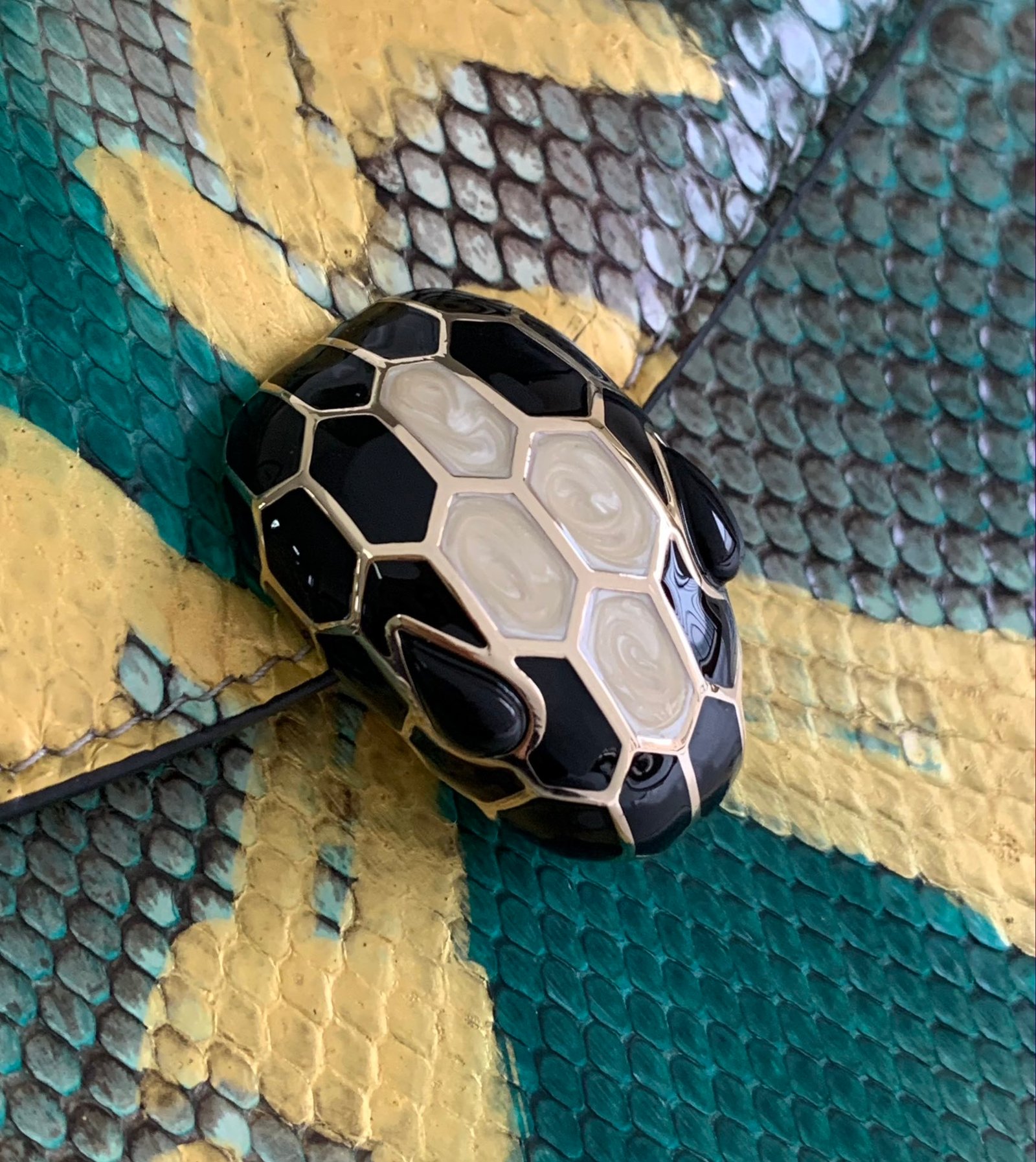 14-80.jpeg BVLGARI 宝格丽 Serpenti Forever 奢华蟒蛇皮手袋 18cm 独家多色珍稀皮革单肩包 蛇头搭扣 - 图片 11