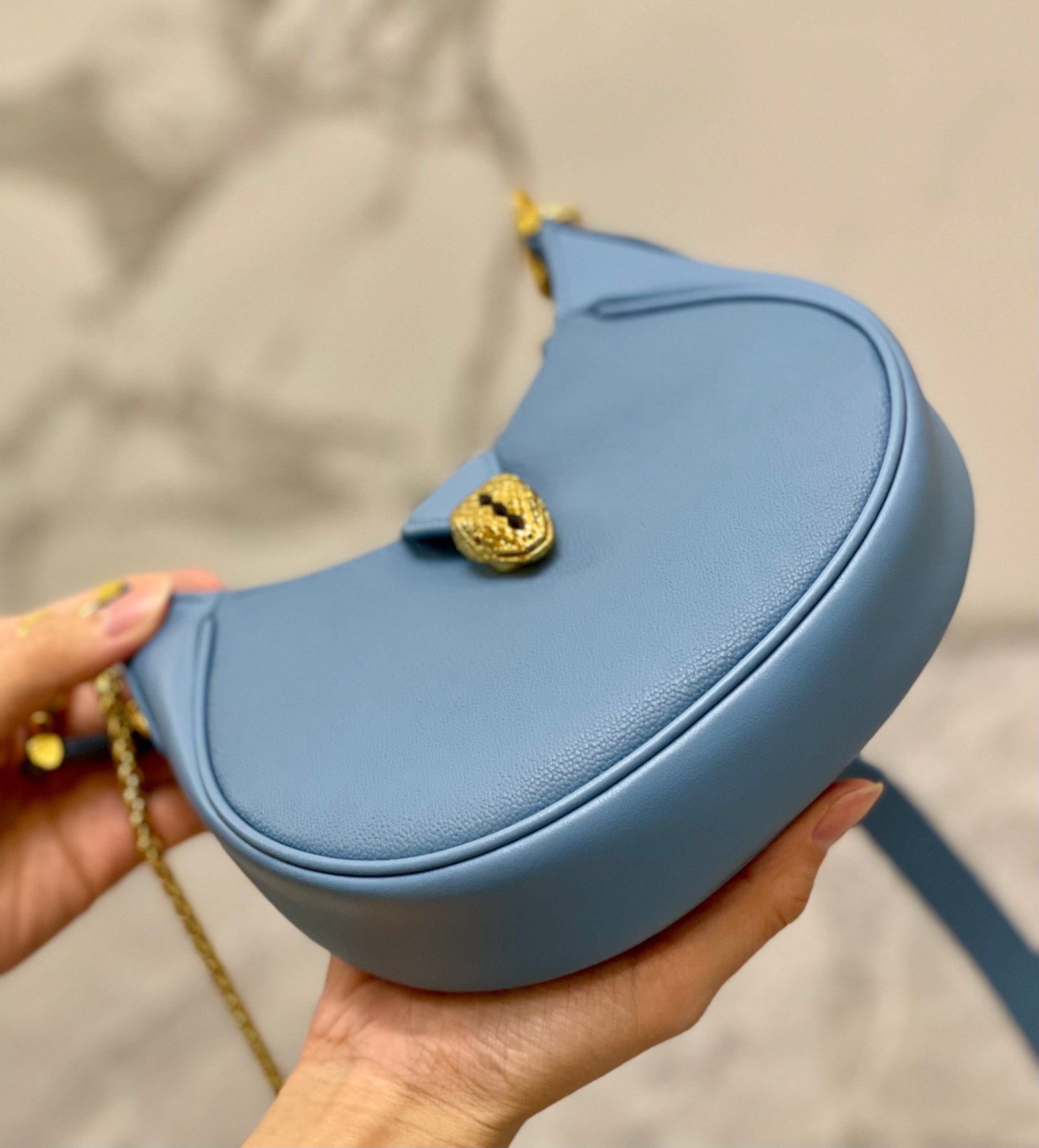 14-84.jpeg BVLGARI 宝格丽 Serpenti Ellipse 系列小型斜挎包20cm 小牛皮半月形 Hobo 单肩包 配蛇头搭扣 - 图片 8