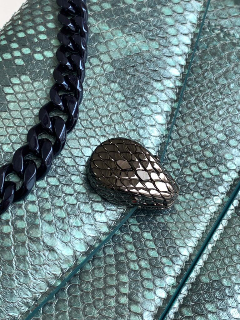 BVLGARI 宝格丽 Serpenti Forever 蟒蛇皮女包 海蓝宝石浅蓝色 MaxiChain 蛇头包 中号/小号 – Image 11 BVLGARI 宝格丽 Serpenti Forever 蟒蛇皮女包 海蓝宝石浅蓝色 MaxiChain 蛇头包 中号/小号 – Image 11