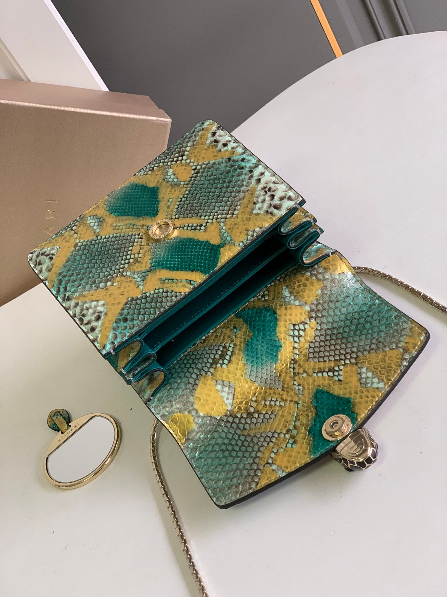15-80.jpeg BVLGARI 宝格丽 Serpenti Forever 奢华蟒蛇皮手袋 18cm 独家多色珍稀皮革单肩包 蛇头搭扣 - 图片 12