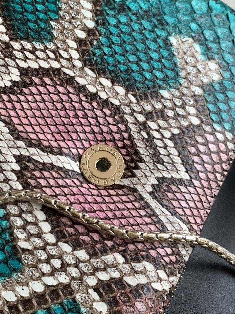 宝格丽 BVLGARI Serpenti Forever 蟒蛇皮翻盖包 VIP定制北极碧玉色奢华珍稀皮蛇头包 手提风琴包 链条斜挎包 双尺寸可选 – Image 13 宝格丽 BVLGARI Serpenti Forever 蟒蛇皮翻盖包 VIP定制北极碧玉色奢华珍稀皮蛇头包 手提风琴包 链条斜挎包 双尺寸可选 – Image 13