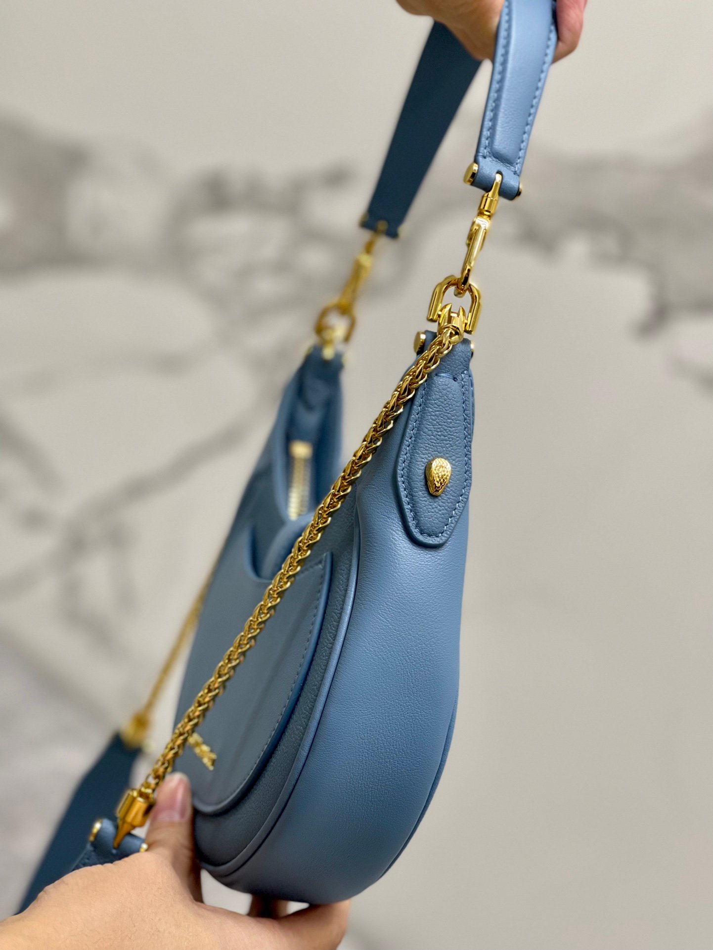 15-83.jpeg BVLGARI 宝格丽 Serpenti Ellipse 系列小型斜挎包20cm 小牛皮半月形 Hobo 单肩包 配蛇头搭扣 - 图片 9