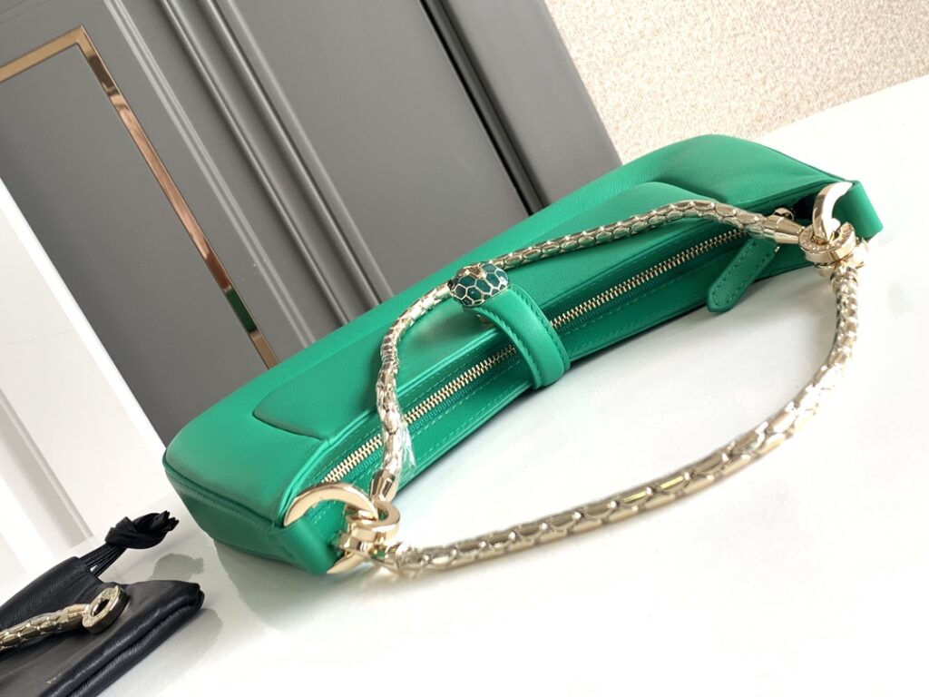 BVLGARI 宝格丽 SERPENTI BAIA 系列小号肩包 纯正碧玺玫红/翡翠绿都会小牛皮经典蛇头包 腋下包 – Image 13 BVLGARI 宝格丽 SERPENTI BAIA 系列小号肩包 纯正碧玺玫红/翡翠绿都会小牛皮经典蛇头包 腋下包 – Image 13