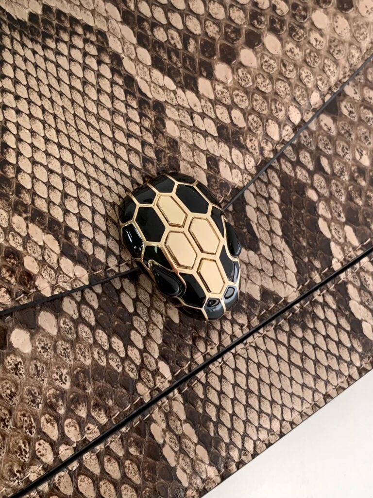 BVLGARI 宝格丽 Serpenti Forever 迷雾蛋白石灰色亮面蟒蛇皮蛇头包 奢华手提斜挎包 2种尺寸 – Image 14 BVLGARI 宝格丽 Serpenti Forever 迷雾蛋白石灰色亮面蟒蛇皮蛇头包 奢华手提斜挎包 2种尺寸 – Image 14