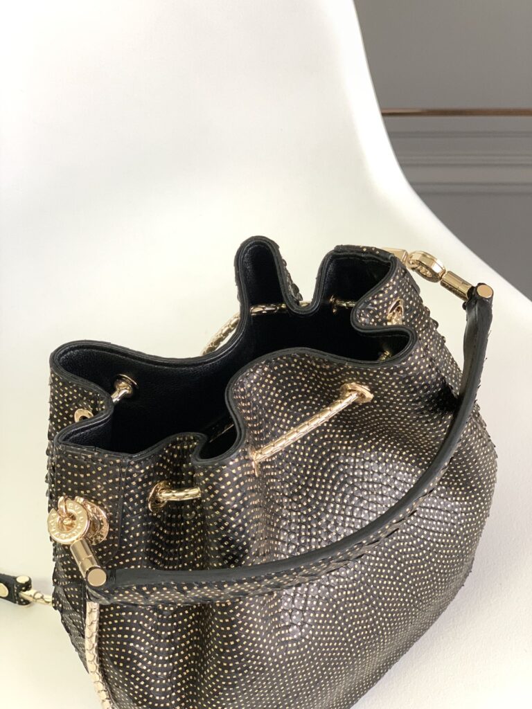 BVLGARI 宝格丽 Serpenti Forever 蟒蛇皮水桶包 奢华满天星与炫彩玛瑙拼色女士斜挎手提包 2尺寸 – Image 14 BVLGARI 宝格丽 Serpenti Forever 蟒蛇皮水桶包 奢华满天星与炫彩玛瑙拼色女士斜挎手提包 2尺寸 – Image 14