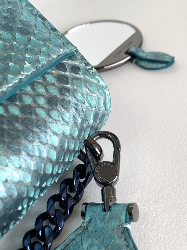 BVLGARI 宝格丽 Serpenti Forever 蟒蛇皮女包 海蓝宝石浅蓝色 MaxiChain 蛇头包 中号/小号 – Image 12 BVLGARI 宝格丽 Serpenti Forever 蟒蛇皮女包 海蓝宝石浅蓝色 MaxiChain 蛇头包 中号/小号 – Image 12