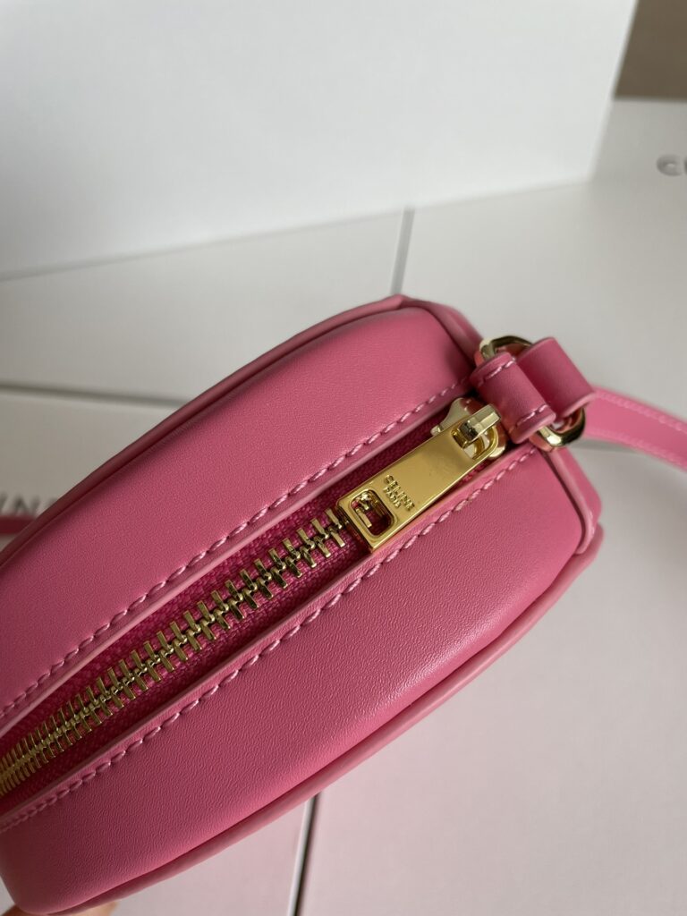 赛琳 CELINE 光滑牛皮椭圆形斜挎包16cm 小月饼包 多色可选 TRIOMPHE 标志印花 – Image 10 赛琳 CELINE 光滑牛皮椭圆形斜挎包16cm 小月饼包 多色可选 TRIOMPHE 标志印花 – Image 10