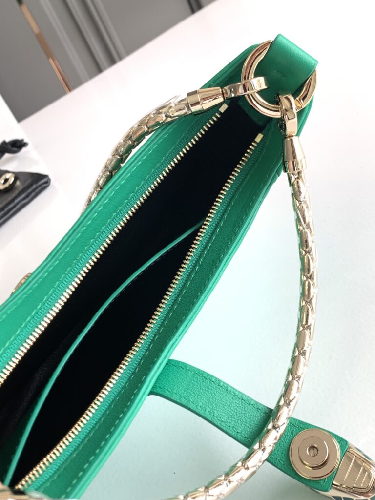 BVLGARI 宝格丽 SERPENTI BAIA 系列小号肩包 纯正碧玺玫红/翡翠绿都会小牛皮经典蛇头包 腋下包 – Image 14 BVLGARI 宝格丽 SERPENTI BAIA 系列小号肩包 纯正碧玺玫红/翡翠绿都会小牛皮经典蛇头包 腋下包 – Image 14